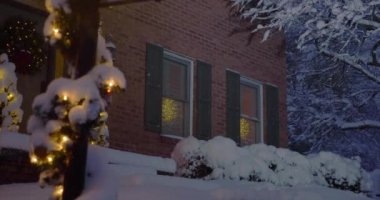 Noel için Süslü Ev 'in Gece Sabit Çekimi