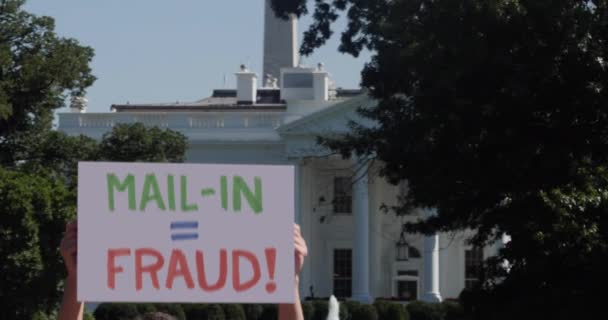 Man houdt post-in is gelijk aan fraude Protest Sign buiten het Witte Huis — Stockvideo