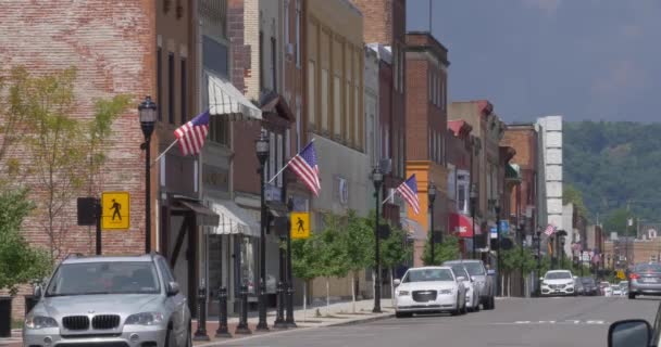 Tag Sommer Exterior Gründung Aufnahme von Small Town Main Street — Stockvideo