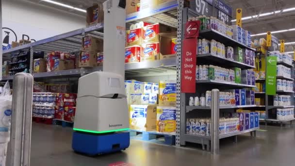 Zicht op Automatische Floor Cleaning Robot in een Walmart — Stockvideo