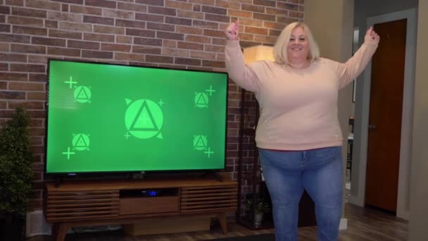 Vue au ralenti de la femme dansant près de la télévision à écran vert — Video
