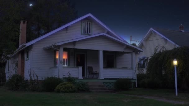 Noche o noche estableciendo tiro de la típica casa de clase media — Vídeos de Stock