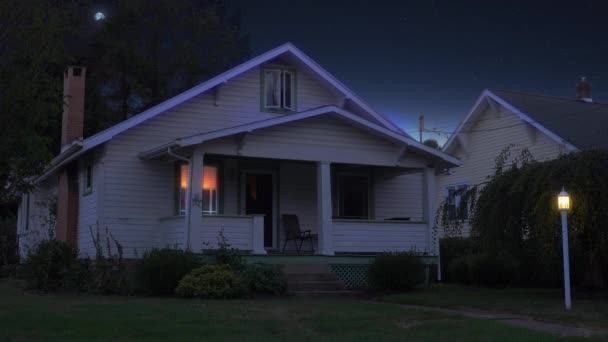 Soirée ou nuit Établissement Prise de vue de la maison typique de la classe moyenne — Video