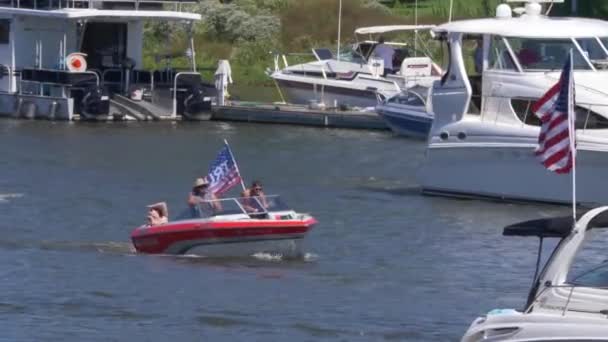 Båtar i en Donald Trump River Rally — Stockvideo