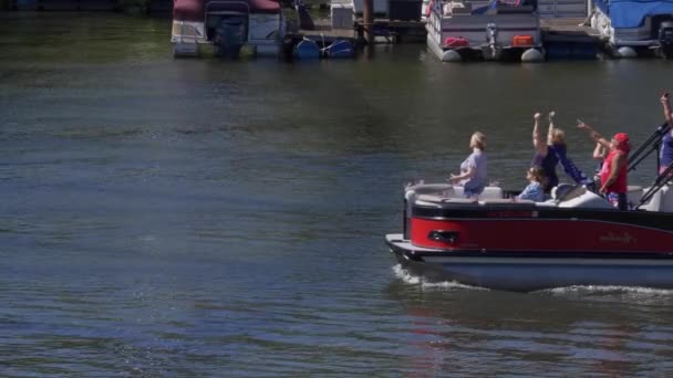 Profiel Zicht op Boaters in een rivier Donald Trump Parade — Stockvideo