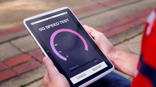 Man Tests 5G Download Velocidades em seu Tablet PC — Vídeo de Stock