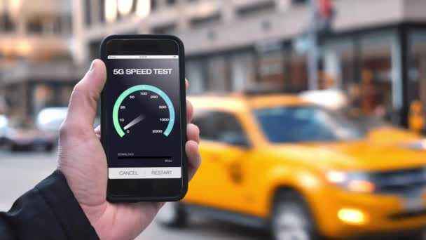 Man Tests 5G Download Snelheden op Smartphone in Manhattan — Stockvideo