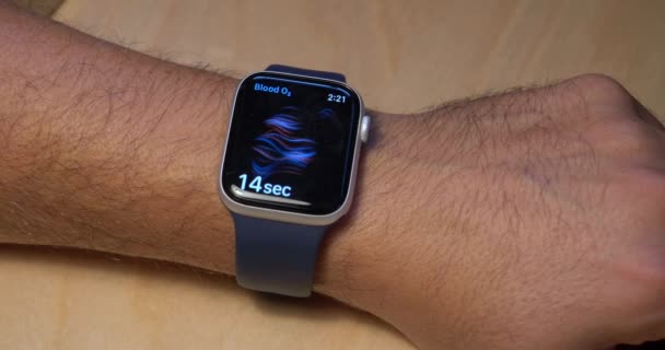 Bloedzuurstofgehalte controleren op Apple Watch Series 6 — Stockvideo