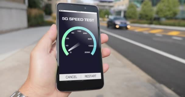 Hombre prueba celular 5G velocidades de descarga en el teléfono inteligente en la ciudad — Vídeos de Stock