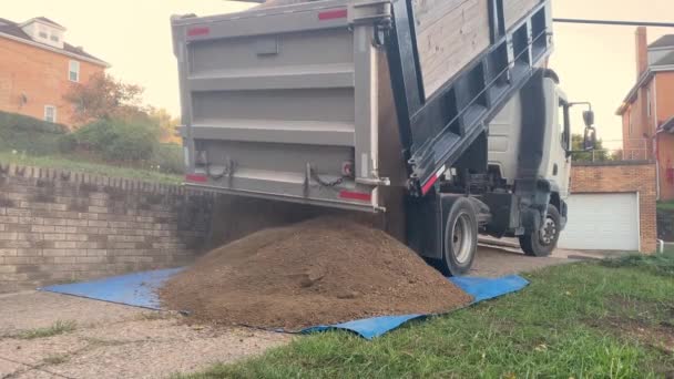 Dump Truck Dumps Suciedad en el camino de entrada — Vídeos de Stock