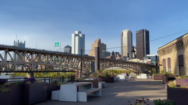 Vroege avond Skyline vaststelling van Shot van Pittsburgh — Stockvideo