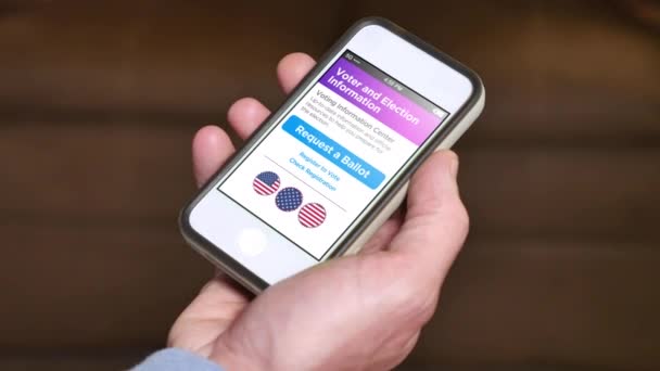 Homme demande un bulletin de vote sur Smartphone — Video