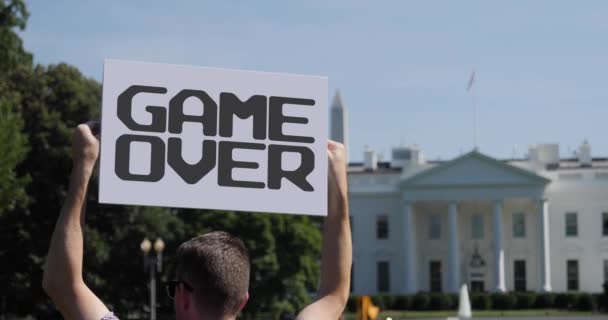 Man houdt Spel OVER Protestteken — Stockvideo