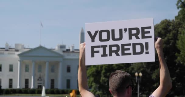 Man håller dig är FIRED protestskylt — Stockvideo