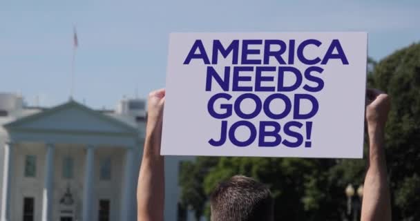 Man Holds America precisa de bons empregos protesto sinal fora da Casa Branca — Vídeo de Stock