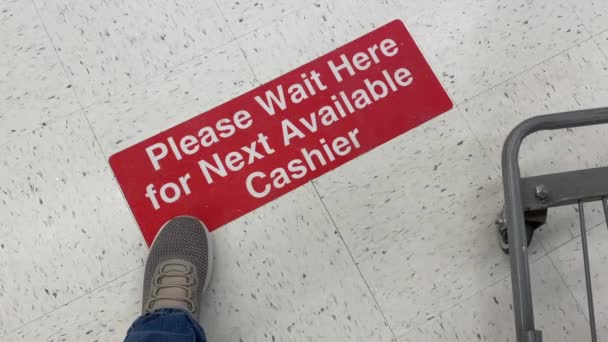 Man Patiently περιμένει στο κατάστημα Checkout Line — Αρχείο Βίντεο