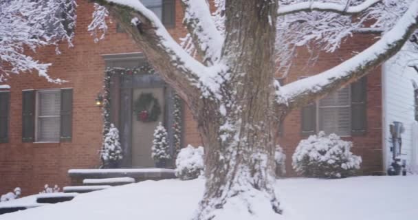 Panning Skott av ett hem dekorerad för jul semester — Stockvideo