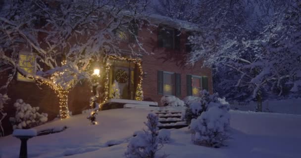 Panning Dusk Shot van een huis ingericht voor kerstvakantie — Stockvideo