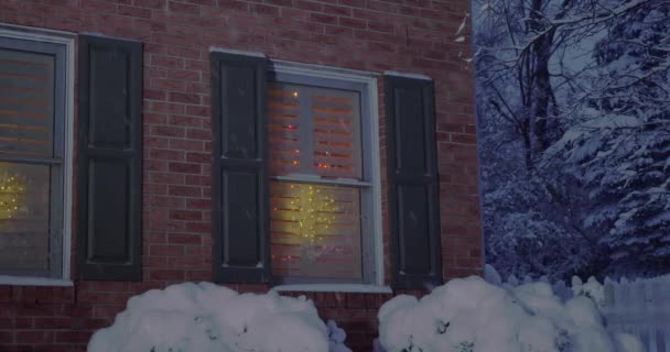 Static Shot of Home Windows Versierd voor Kerstmis — Stockvideo