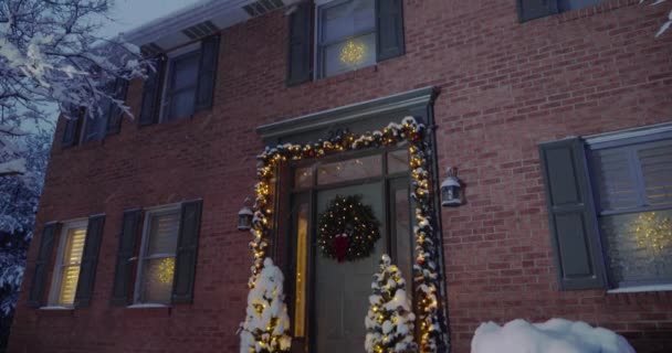 Noel sezonu için dekore edilmiş Evin Eğik Görünümü — Stok video