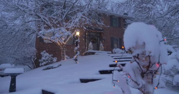 Nízký úhel večer Zřízení Shot of Home zdobené k Vánocům — Stock video