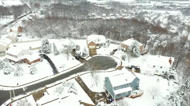 Inverno aéreo estabelecendo tiro de bairro residencial de luxo — Vídeo de Stock