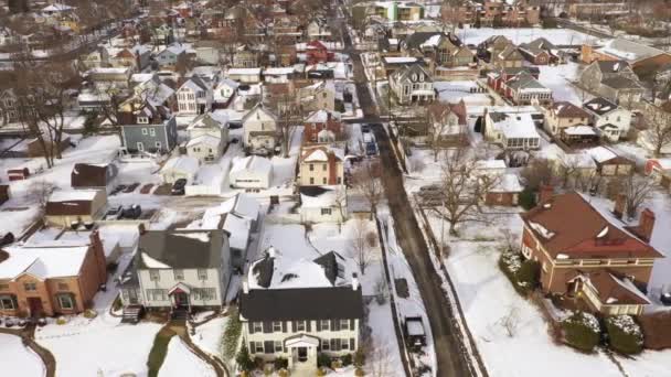 Vista del perfil aéreo de invierno de New England Small Town — Vídeo de stock
