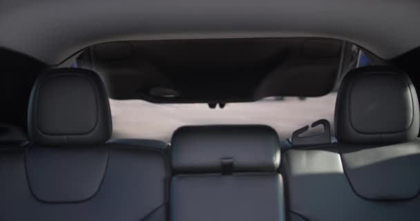 Человек Маске Кладет Коробку Едой Багажник Машины — стоковое видео