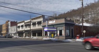 Küçük bir Appalachian kasabasının ana caddesinde tipik iş yerlerinin gündüz çekimleri. Köşede bir sinema salonu var..  