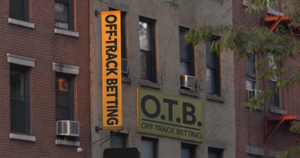 Skymning Som Etablerar Ett Fiktivt Otb Track Spel Brooklyn Tegelbyggnader — Stockvideo