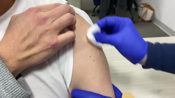 Погляд Дорослого Чоловіка Який Отримує Першу Дозу Вакцини Moderna Covid — стокове відео