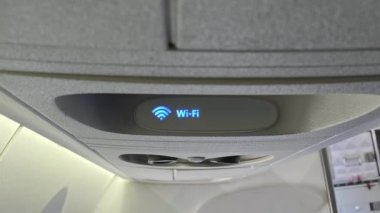 Bir yolcunun Wi-Fi görüntüsü ve emniyet kemeri ışıkları yanıp sönüyor..  