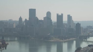 Pittsburgh şehrinin uzak bir görüntüsü. Kış sonlarında sisli bir günde gökyüzü..  