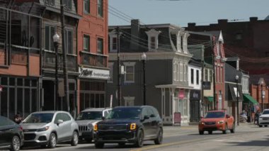Pittsburgh 'un güney yakasındaki Doğu Carson Caddesi' ndeki çeşitli bar, kafe ve restoranların manzarası..  