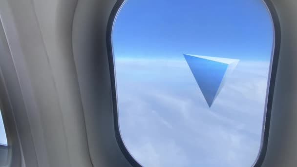 Blick Eines Passagiers Auf Ein Pyramidenförmiges Ufo Außerhalb Des Flugzeugs — Stockvideo