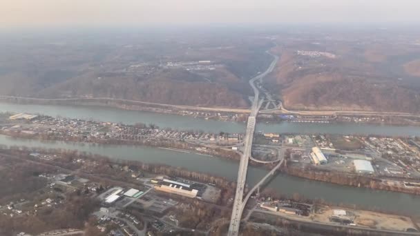 冬季末 在宾夕法尼亚州匹兹堡附近的俄亥俄河上俯瞰奈维尔岛的空中俯瞰 下文第79段 — 图库视频影像