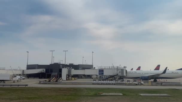 Atlanta Circa 2021年3月 アトランタ国際空港のデルタターミナルを通過する旅客の視点 — ストック動画