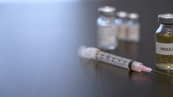 Een Slider Dolly Shot Van Een Generieke Insuline Flacon Een — Stockvideo