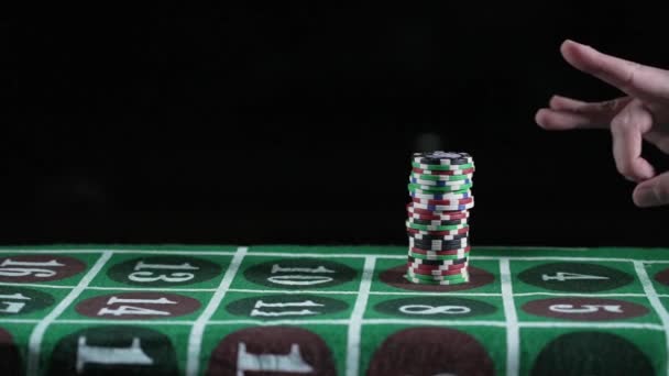 Een Roulette Dealer Gooit Een Grote Stapel Gaming Chips Weg — Stockvideo