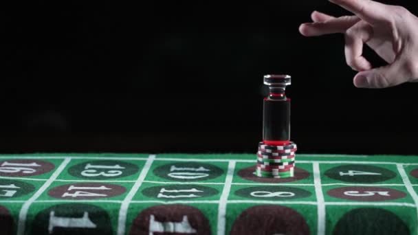 一个轮盘赌交易商在一叠游戏筹码上轻轻甩开了一个轮盘赌标记 以240英尺的速度射击 芯片是通用的 并不代表任何特定的赌场 — 图库视频影像