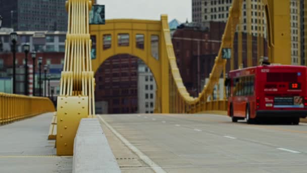 Shallow Depth Field Focus View Red Pittsburgh City Bus Traveling — 图库视频影像