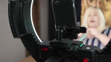 Sosyal medyayı etkileyen bir oyuncunun ev stüdyosundan takipçilerine mücevher envanterini canlı olarak aktarması. Akıllı telefondan ona odaklan..  