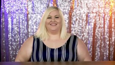 Hevesli sarışın bir kadın 