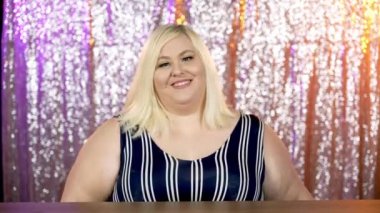 Sarışın bir kadın iki numaralı levhayı gösteriyor. Geri sayım konsepti.  