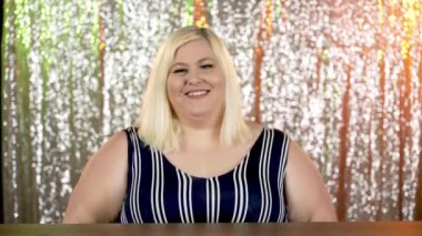 Sarışın bir kadın beş numaralı levhayı gösteriyor. Geri sayım konsepti.  