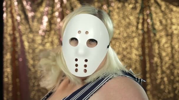 白いホッケーフェイスマスクの女性のスローモーションビューが劇的にカメラに変わります 120Fpsで撮影 — ストック動画