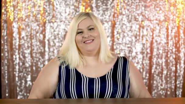 一个金发女人展示了3号标牌 倒计时概念 — 图库视频影像