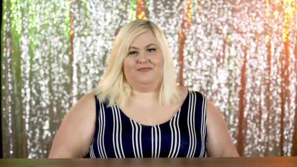 一个金发女人展示了六号标牌 倒计时概念 — 图库视频影像