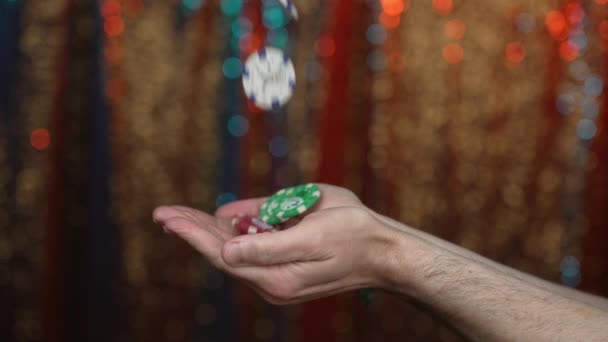 Les Jetons Jeu Casino Tombent Entre Les Mains Homme Ralenti — Video