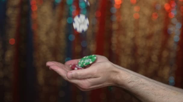 Fiches Gioco Del Casinò Cadono Nelle Mani Uomo Rallentatore Colpo — Video Stock